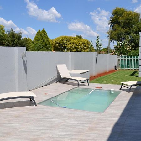 8 Kiaat Suites Klerksdorp Exterior foto